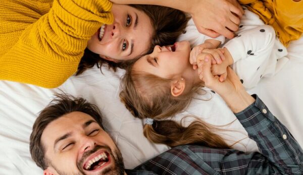 padres-nino-tiro-medio-cama-vista-superior_23-2148861240