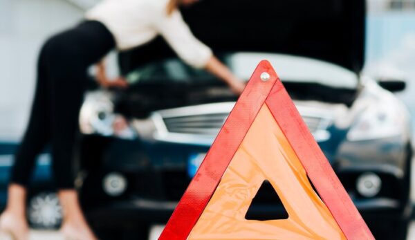 senal-emergencia-coche-segundo-plano_23-2148257991